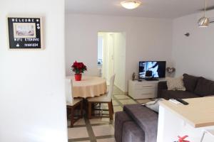 - un salon avec un canapé et une table dans l'établissement Apartment Pino, à Pučišća