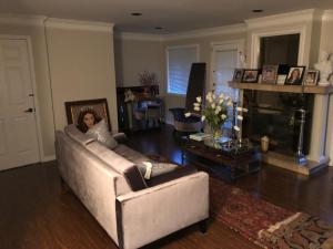 Royalty B&B في ريتشموند: امرأة تجلس على أريكة في غرفة المعيشة
