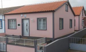 a pink house with a ramp leading up to it at Casa do Galante in Porto Judeu