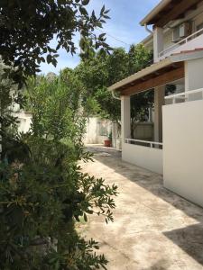 una entrada que conduce a una casa con un arbusto en Appartamenti Le Mimose, en Santa Maria Navarrese