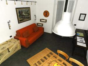 sala de estar con sofá naranja y mesa en 2nd Floor - 5 Terre en La Spezia