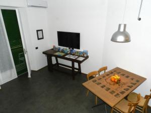 sala de estar con mesa y TV en 2nd Floor - 5 Terre en La Spezia