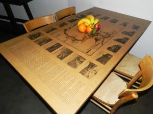 un libro aperto con un cesto di frutta su un tavolo di 2nd Floor - 5 Terre a La Spezia