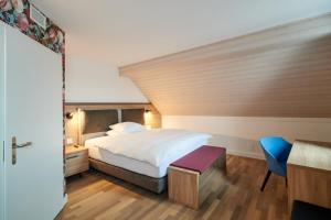 
Ein Bett oder Betten in einem Zimmer der Unterkunft Hotel Restaurant zum goldenen Kopf
