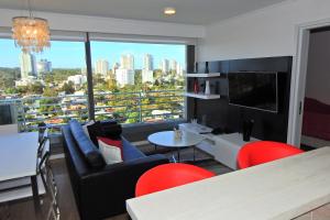 sala de estar con vistas a la ciudad en Alexander Boulevard, en Punta del Este