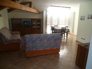 a living room with a bed and a dining room at Ca dei Logi di Giancarlo Cetto in Levico Terme