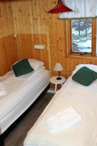 Duas camas num quarto com uma janela em Hrísmóar em Reykholt