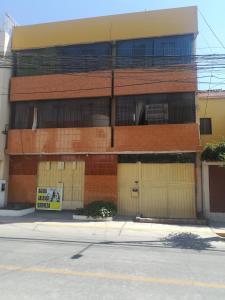 un edificio con dos puertas de garaje en una calle en Arequipa A-19, en Arequipa
