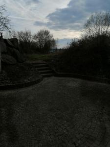 GladenbachにあるHinterländer Schweizの公園内の階段付きの煉瓦造りの歩道