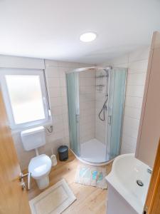 圣菲利普雅科夫Mobile House Fantina的带淋浴、马桶和水槽的浴室