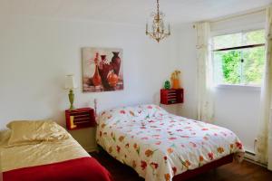a bedroom with a bed and a window at Les Petits Trésors in Coaticook +15 photos
