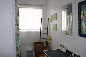 a bathroom with a sink and a window and a mirror at Les Petits Trésors in Coaticook