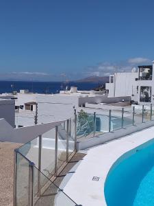 uma piscina no telhado de uma casa em Apartment Portonovo Galit - Sea view - Piscina - Wifi - Old Town em Puerto del Carmen