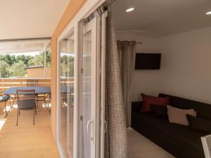 圣菲利普雅科夫Mobile House Fantina的客厅里有一张沙发和一张桌子。