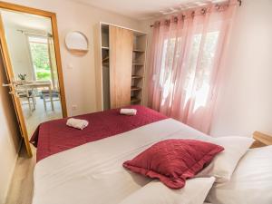 圣菲利普雅科夫Mobile House Fantina的一间卧室，有一张大床，上面有两个枕头