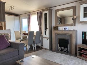 Gallery image of Relaxing Holiday Home with HOT TUB at Tattershall Lakes in Tattershall