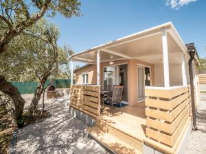 圣菲利普雅科夫Mobile House Fantina的一个带甲板的围墙门廊之家