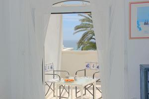 una mesa y sillas blancas con vistas al océano en La Playa Blanca 4, Duquesa, Beach, Sea View, Pool, WiFi, en Torrevieja