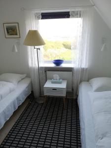 Habitación pequeña con 2 camas y ventana en Rosenhuset en Haderslev