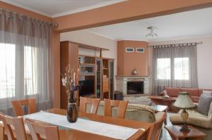 uma sala de jantar e sala de estar com mesa e cadeiras em Panoramic View House em Skala Kallirachis