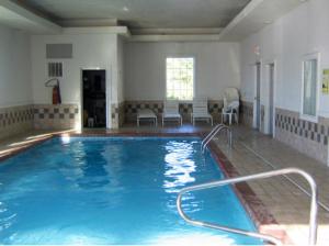 una grande piscina coperta in una camera d'albergo di Americas Stay Inn-Leavenworth a Leavenworth
