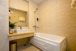 Koupelna v ubytování Roliva Hotel & Apartment Danang