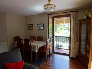 ein Esszimmer mit Tisch und Balkon in der Unterkunft Duplex Frain in Lesaka