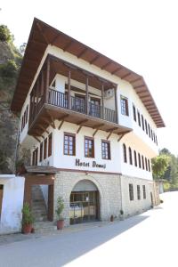 een groot gebouw met een hotelvraagteken erop bij Hotel Demaj in Berat