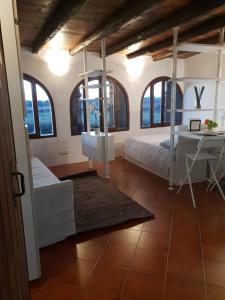 Schlafzimmer mit einem Bett, einem Schreibtisch und Fenstern in der Unterkunft Minivilla a Viterbo a 5 minuti dal centro in Viterbo