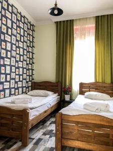 Een bed of bedden in een kamer bij Check Point Hotel