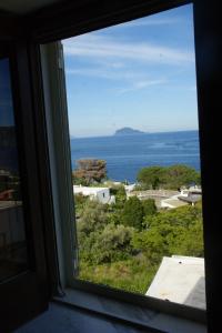 una ventana con vistas al océano en Casa Katia, en Lingua