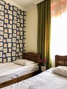 Een bed of bedden in een kamer bij Check Point Hotel