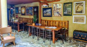Reštaurácia alebo iné gastronomické zariadenie v ubytovaní DORMERO Albergue San Miguel Hospital de Órbigo