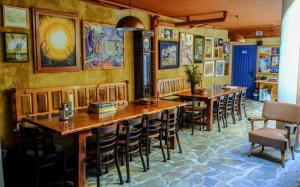 Reštaurácia alebo iné gastronomické zariadenie v ubytovaní DORMERO Albergue San Miguel Hospital de Órbigo