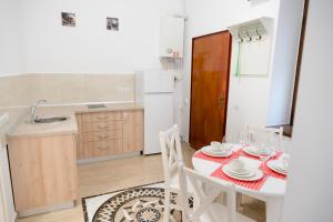 een keuken met een tafel met een rode en witte tafeldoek bij Samuel House in Sibiu