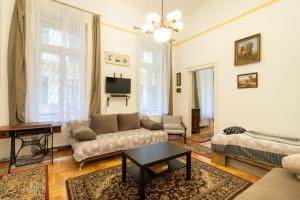 sala de estar con sofá y TV en Rákóczi Apartman en Budapest