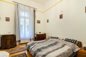 1 dormitorio con cama y ventana en Rákóczi Apartman en Budapest