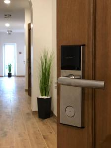 Zimmer mit einer Tür und einem Münztelefon in der Unterkunft Hotel Bonus in Kolomyja
