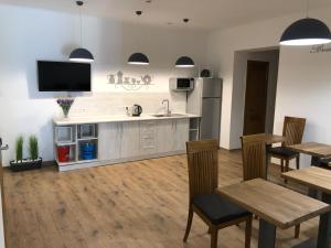 eine Küche und ein Esszimmer mit einem Tisch und Stühlen in der Unterkunft Hotel Bonus in Kolomyja