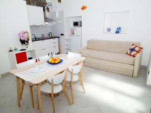 マッサ・ルブレンセにあるCasa Ghigòのテーブルと椅子のあるキッチンとリビングルーム