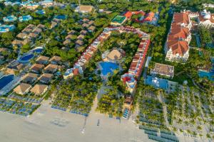 una vista aérea de un complejo en la playa en Viva Azteca by Wyndham, A Trademark All Inclusive Resort, en Playa del Carmen