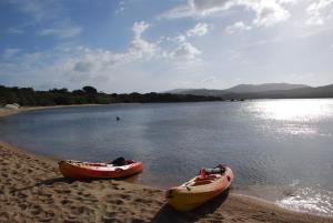 two canoes on the shore of a body of water at Residence Ribellinu in Pianottoli-Caldarello