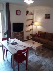 een woonkamer met een tafel en een bank bij Charmant studio centre ville Mirepoix in Mirepoix