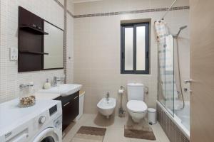Belmonte Heights - Luxury 3 Bedroom Apartment 욕실