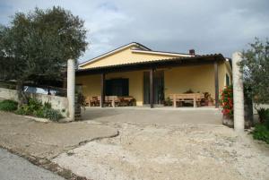 una casa con una mesa delante en Agriturismo La Botte, en Fragneto Monforte