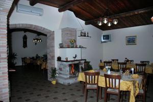 jadalnia ze stołem i kominkiem w obiekcie Agriturismo La Botte w mieście Fragneto Monforte
