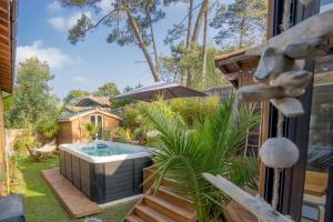 a backyard with a hot tub in the yard at Wood'n Sea Surf Lodge - Auberge De Jeunesse in Capbreton