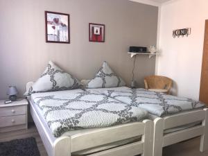 ein Schlafzimmer mit einem weißen Bett mit Kissen darauf in der Unterkunft Ferienwohnung am Schlossparkcenter in Schwerin
