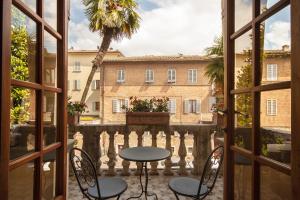 - une vue depuis la fenêtre d'une terrasse avec une table et des chaises dans l'établissement Albergo Chiusarelli, à Sienne