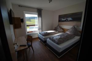 ein Wohnzimmer mit einem Sofa und einem Tisch in der Unterkunft Nürburgring Aparts in Welcherath